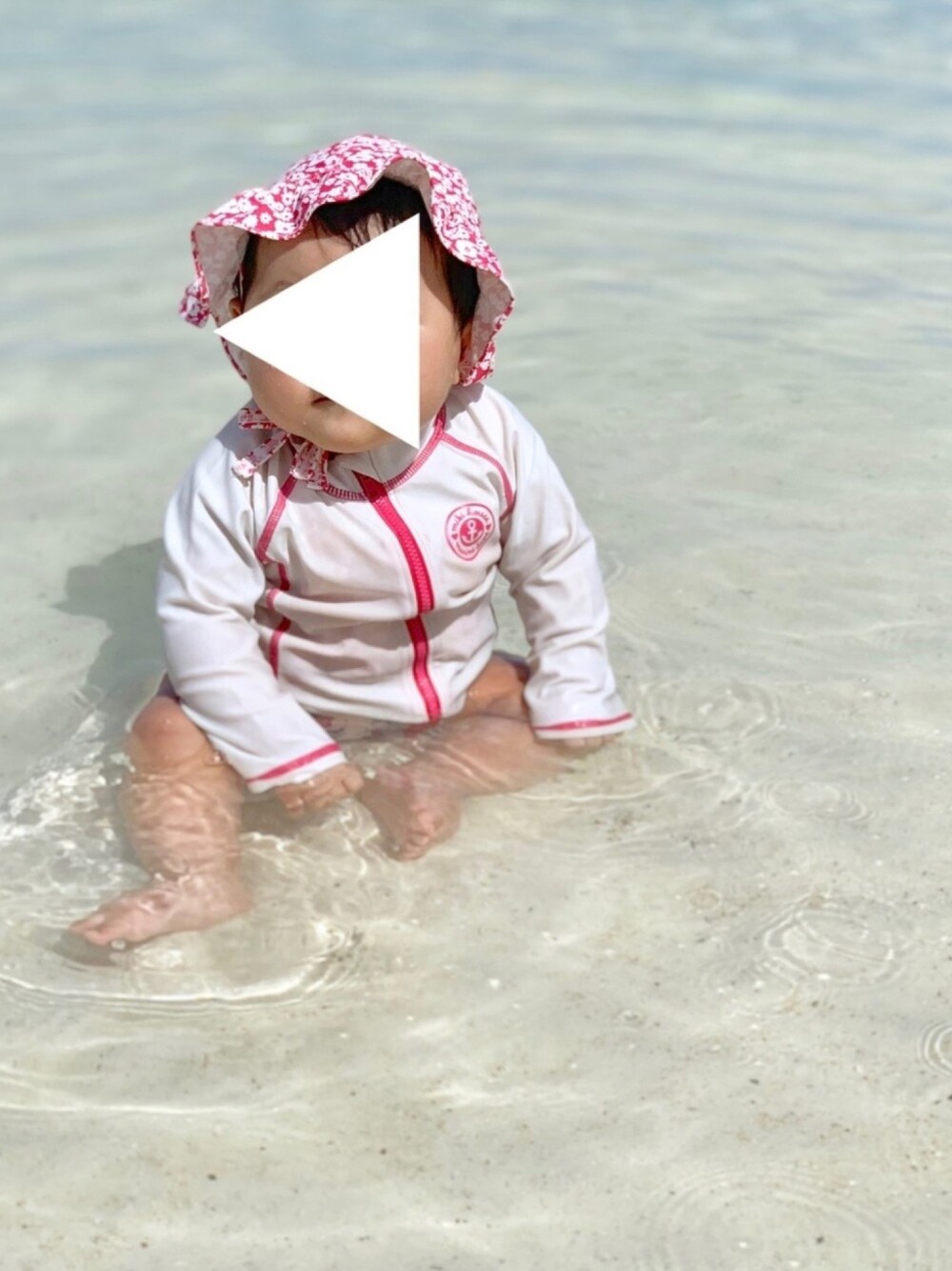 「０歳、9ヶ月、海コーデ、海デビュー、海外旅行、グアム、Guam、ラッシュガード、赤ちゃんコーデ、ベビーコーデ」｜「MIKI HOUSEのイカリマーク スポーティガールズラッシュガード（ラッシュガード、ホワイト系）」を使った、Umi☺︎さん（キッズ・70cm）の秋コーディネートの1枚目の写真