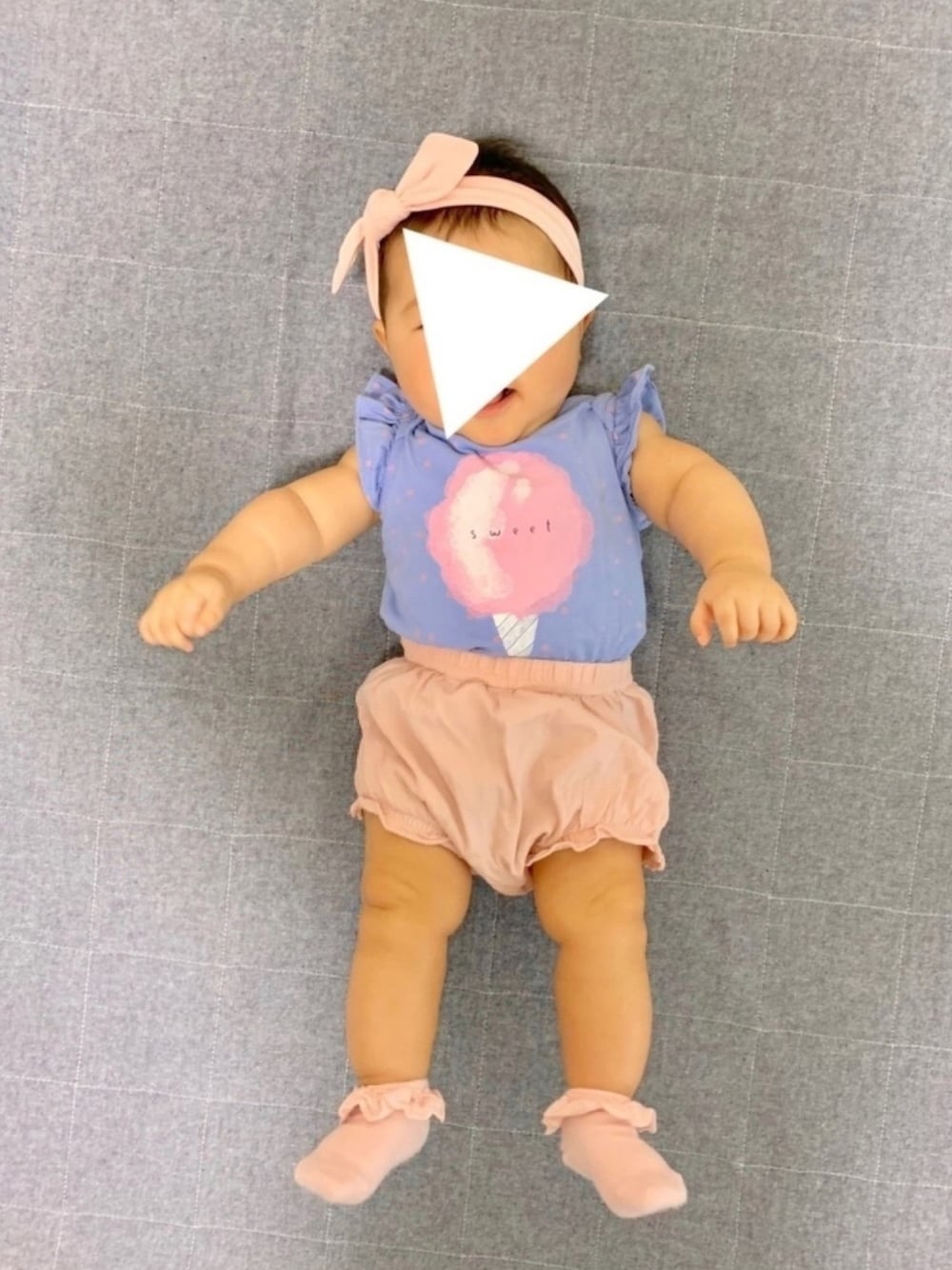 「０歳、6ヶ月、ヘアバンド、かぼちゃパンツ、バルーンパンツ、ベビーコーデ、GAPbaby、H&M baby、赤ちゃんコーデ、ロンパース」｜「GAPのラッフルグラフィック ボディシャツ（ロンパース、ブルー系）」を使った、Umi☺︎さん（キッズ・61cm）の夏コーディネートの1枚目の写真