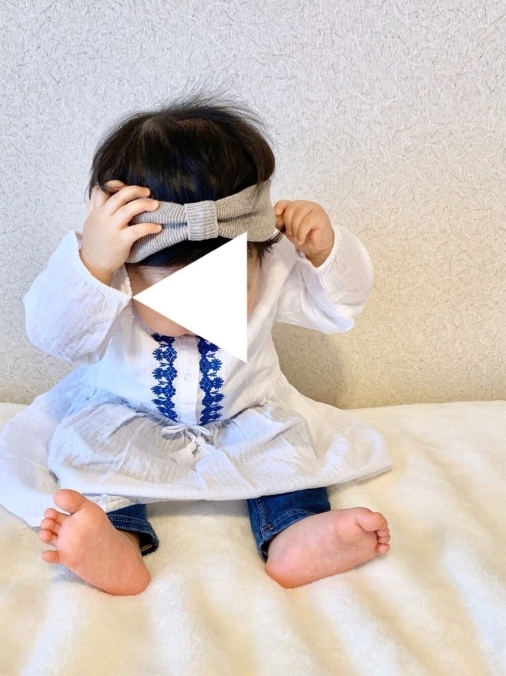 「1歳、赤ちゃんコーデ、春コーデ、ベビーコーデ、デニムレギンス、刺繍ワンピース、チュニック、女の子コーデ、ヘアバンド、キッズファッション」｜「H&Mのアイテム（チュニック、ホワイト系）」を使った、Umi☺︎さん（キッズ・70cm）の春コーディネートの1枚目の写真