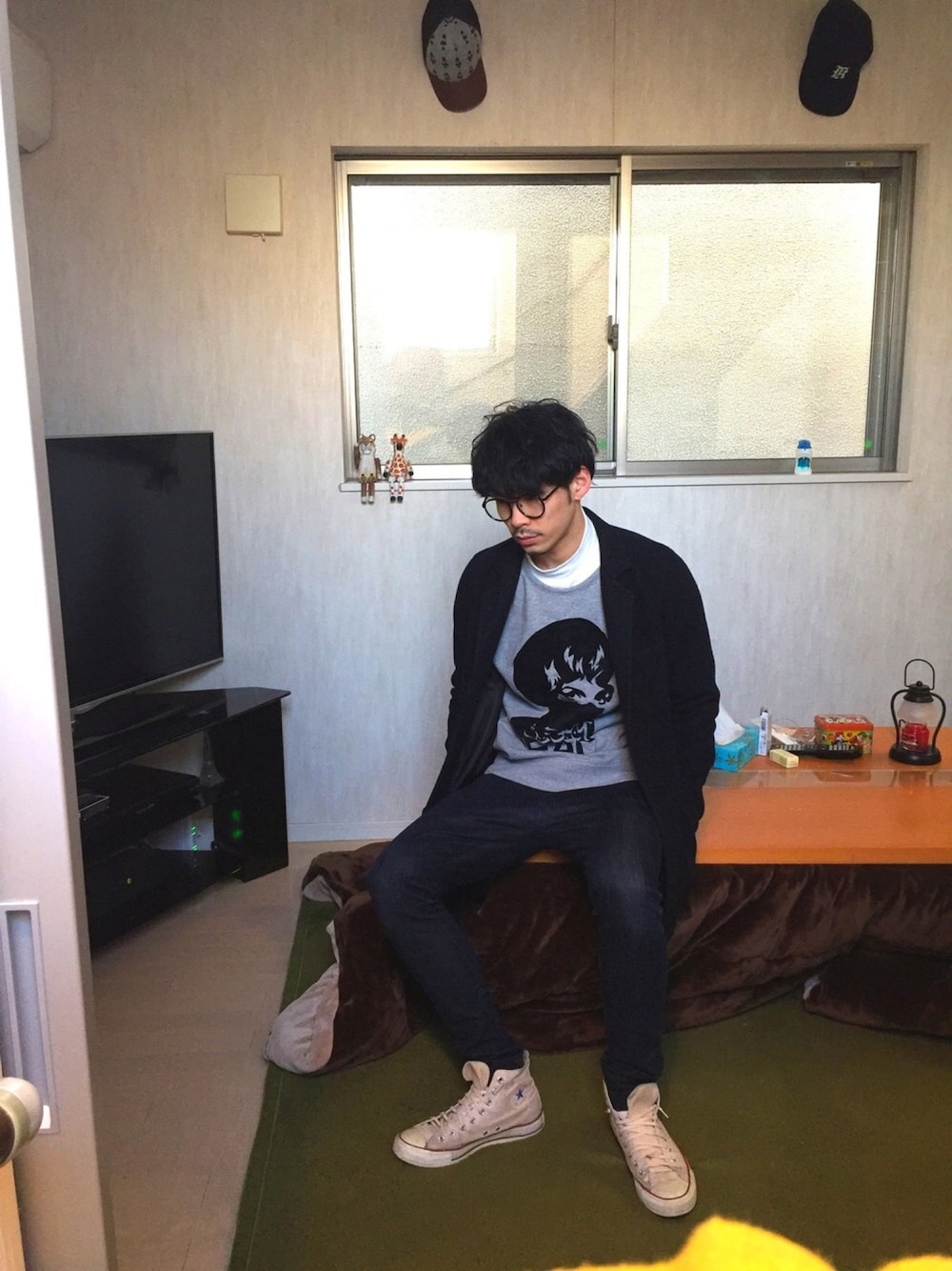 「シンプル、休日スタイル、カジュアル、converse、ロングコート、ハイカット、チェスターコート、キレイめ、デニム、ボトルネック」｜「RCWBのラウンド フレーム グラス（メガネ、ブラック系）」を使った、PANDAさん（メンズ・177cm）の冬コーディネートの1枚目の写真