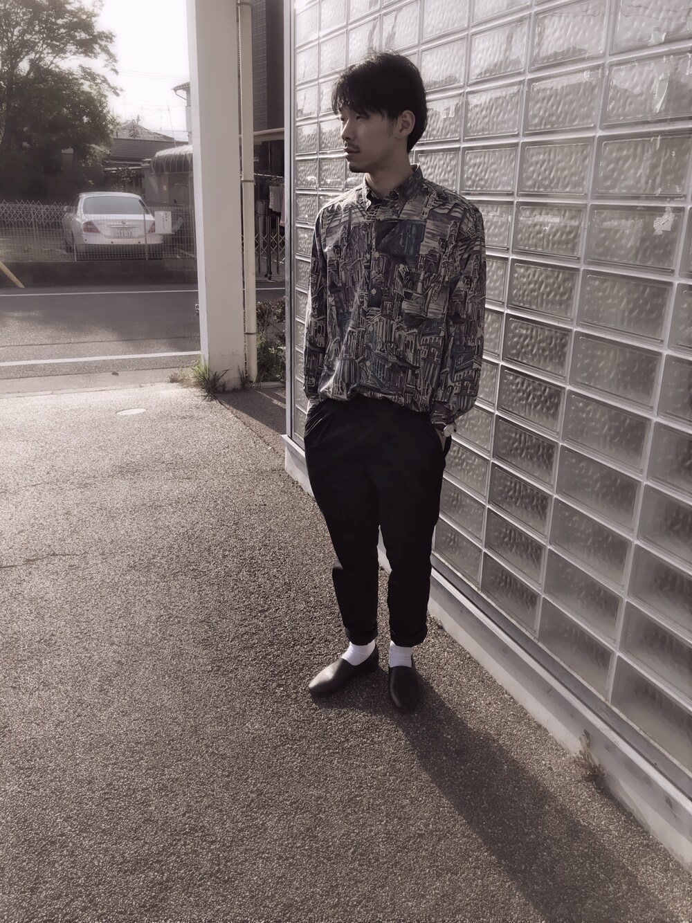 「春コーデ、ユニクロ、柄シャツ、古着、革靴、オペラシューズ、白ソックス、黒、シャツスタイル」｜「UNIQLOのアイテム（パンツ、ブルー系）」を使った、PANDAさん（メンズ・177cm）の春コーディネートの1枚目の写真