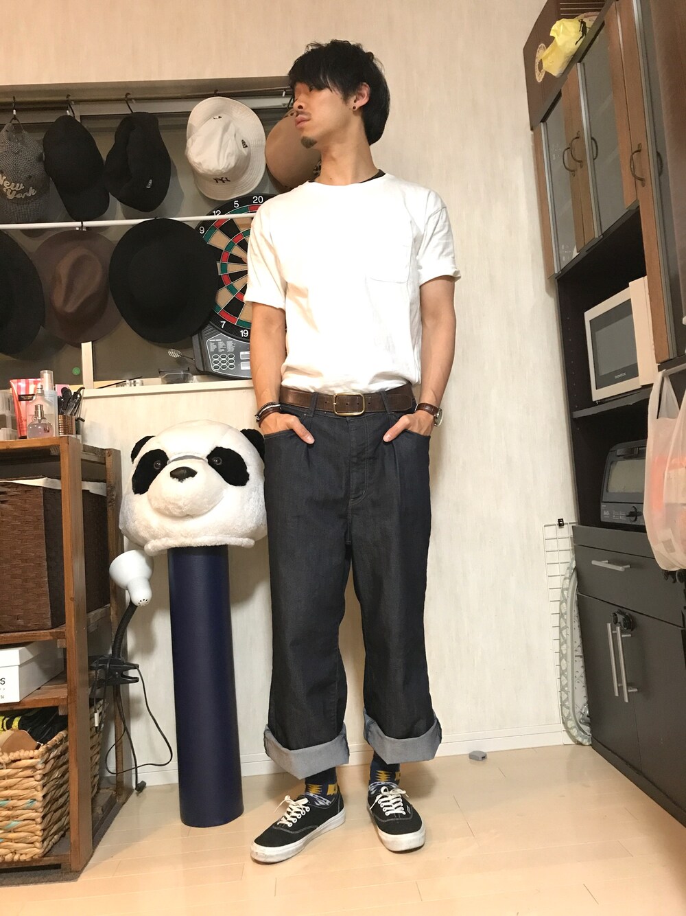 「夏コーデ、白Tシャツ、ワイドパンツ、ワイドデニム、ポケットＴシャツ、大人カジュアル、VANS、くつした、タックイン、シンプル」｜「ChampionのCHAMPION別注 BIGポケットカットソー(HARE)（Tシャツ/カットソー、ホワイト系）」を使った、PANDAさん（メンズ・177cm）の夏コーディネートの1枚目の写真