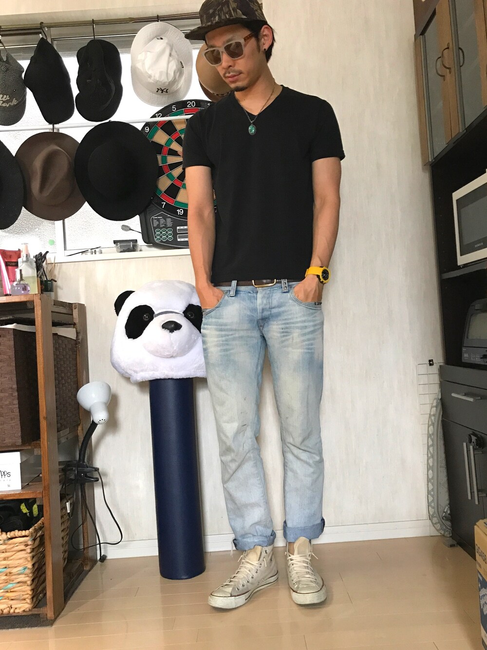 「夏コーデ、シンプル、ストリート、サングラス、Tシャツ、ユニクロ、プチプラコーデ」｜「UNIQLOのMEN スーピマコットンVネックT（半袖）（Tシャツ/カットソー、ホワイト系）」を使った、PANDAさん（メンズ・177cm）の夏コーディネートの1枚目の写真