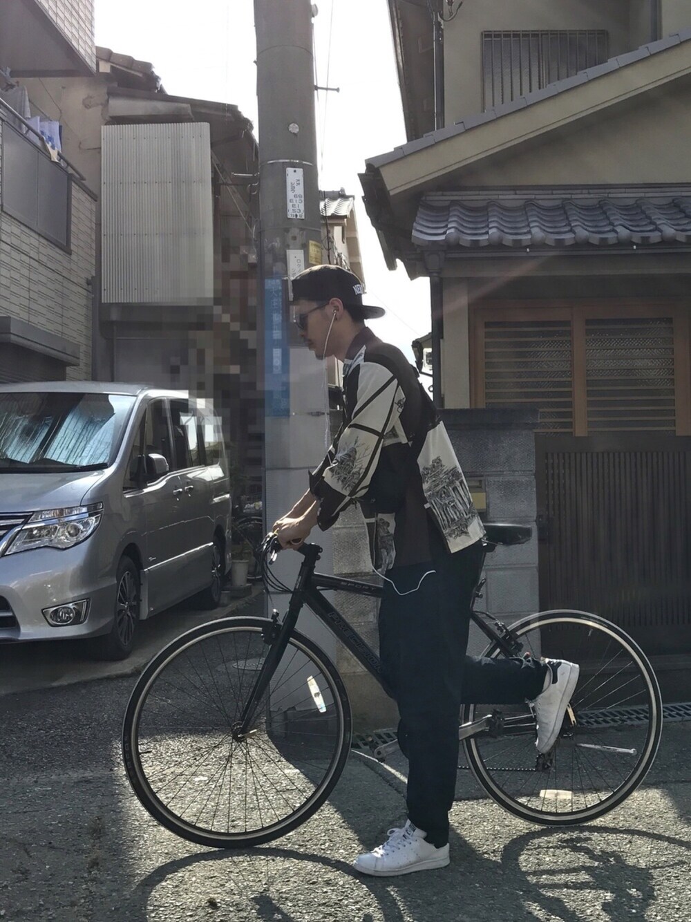 「夏コーデ、柄シャツ、スニーカー、UNIQLO、古着、カジュアルコーデ、オトナカジュアル」｜「NEW ERAのNEWERA 9FIFTY SNAPBACK CAP SWEAT BLACK（キャップ、ブラック系）」を使った、PANDAさん（メンズ・177cm）の夏コーディネートの1枚目の写真