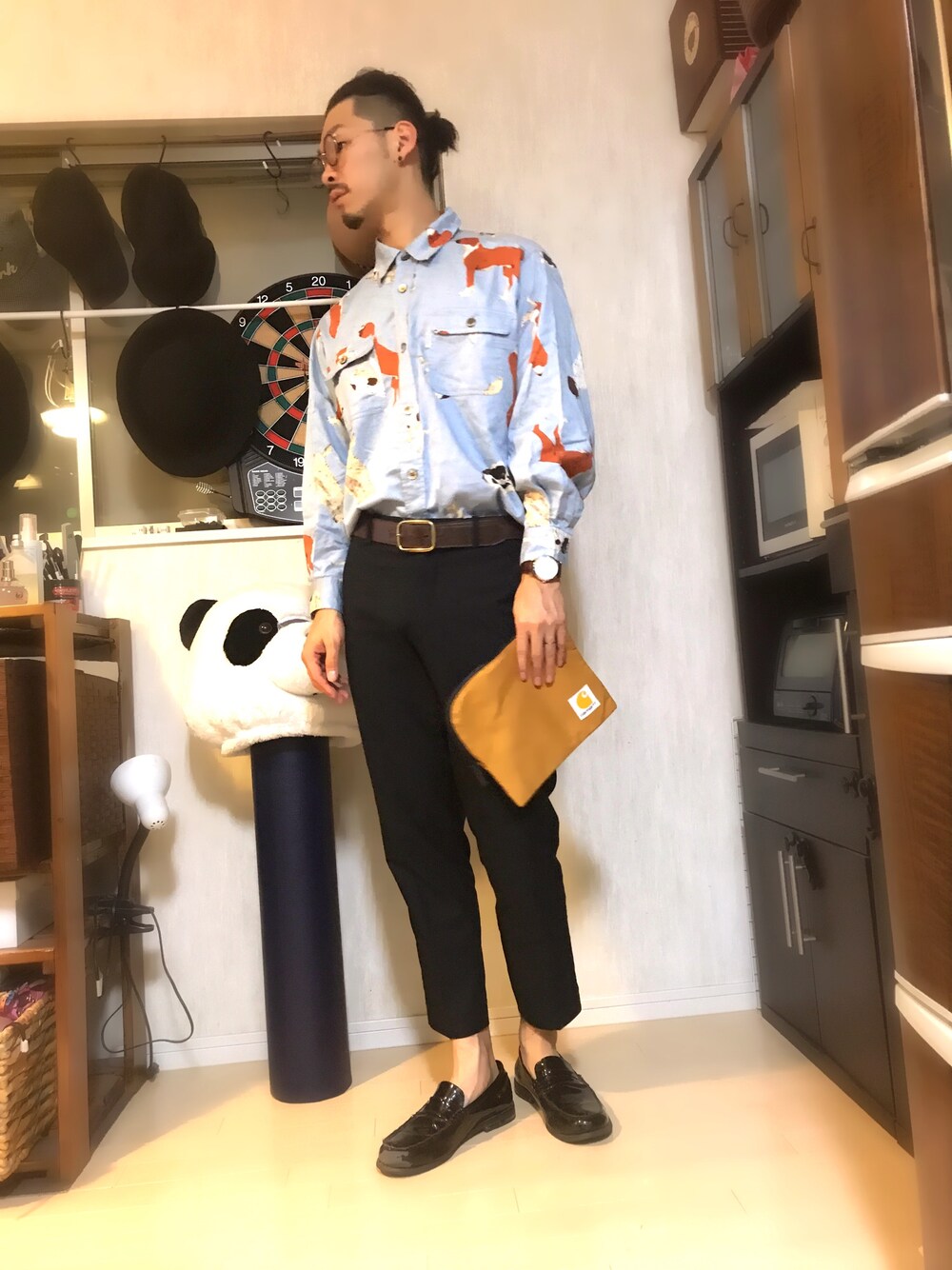 「秋コーデ、古着MIX、ユニクロ、シャツスタイル、プチプラ、ブラック、スラックス、柄シャツ、エナメルシューズ、ローファー」｜「powderのアイテム（シャツ/ブラウス、ブルー系）」を使った、PANDAさん（メンズ・177cm）の秋コーディネートの1枚目の写真