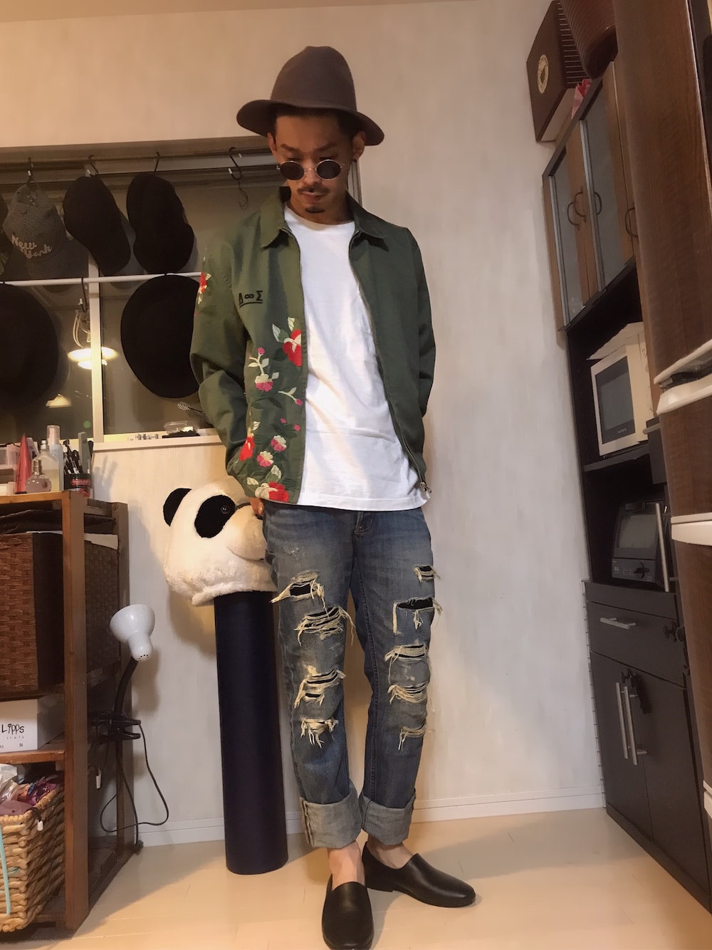 「秋コーデ、カジュアル、刺繍、ダメージデニムパンツ、革靴、お洒落さんとつながりたい、カーキ、ZARA、WEGO、白Tシャツ」｜「ROSE BUDのLR-15230 FELT HAT（ハット、ブラウン系）」を使った、PANDAさん（メンズ・177cm）の秋コーディネートの1枚目の写真