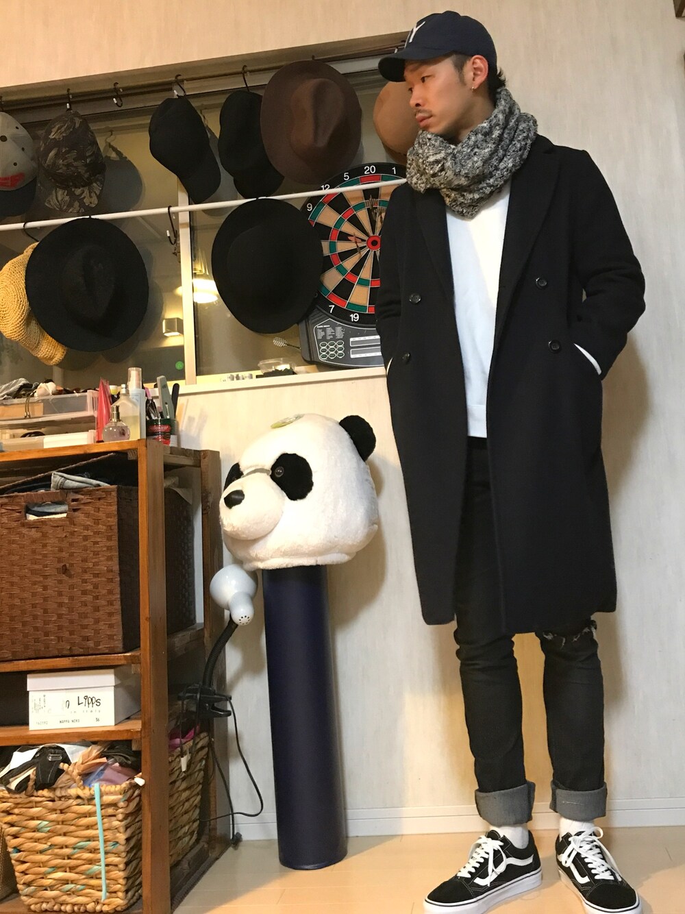 「大人カジュアル、シンプル、冬、ブラック、黒スキニー、キレイめ、UNIQLO、チェスターコート、キャップ」｜「GLOBAL WORKのカットベースボールキャップ（キャップ、ブルー系）」を使った、PANDAさん（メンズ・177cm）の秋コーディネートの1枚目の写真