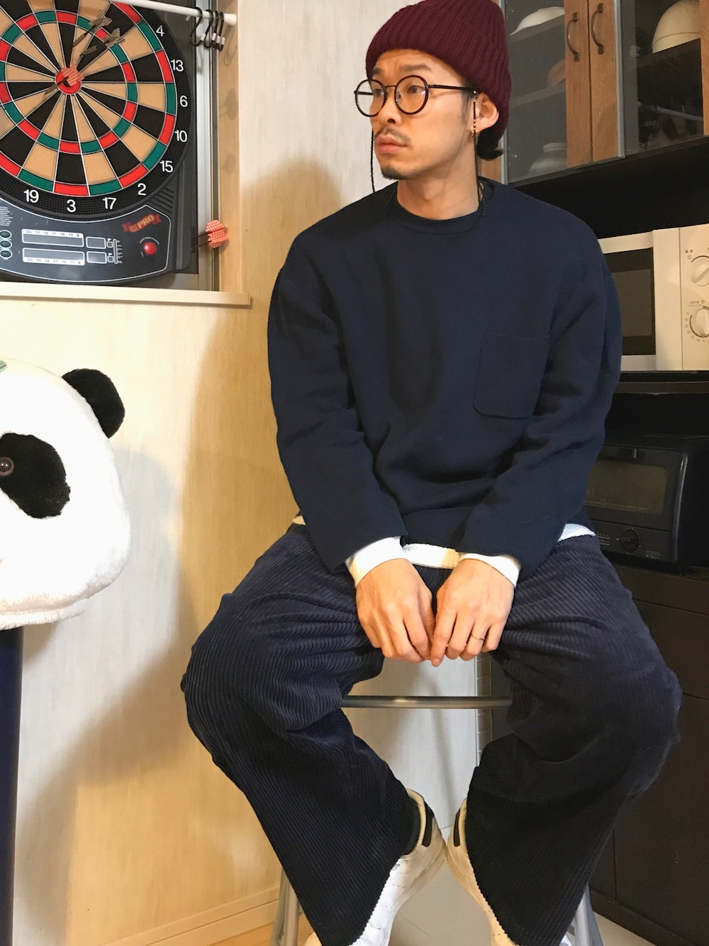 「スニーカー、ビッグシルエット、ワイドパンツ、コーデュロイ、ニット、GU、スタンスミス、レイヤードスタイル、めがね、シンプル」｜「WEGOのWEGO/リブニットキャップ（ニットキャップ/ビーニー、レッド系）」を使った、PANDAさん（メンズ・177cm）の秋コーディネートの1枚目の写真
