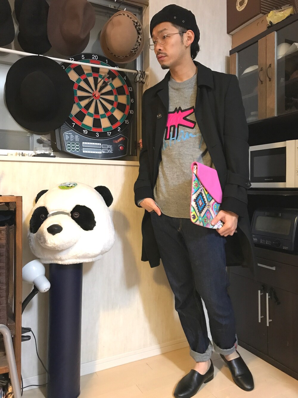 「冬、ステンカラーコート、ベレー帽、丸メガネ、ニット、ブラック、キレイめ、デニム、おしゃれさんと繋がりたい」｜「COMME des GARCONS HOMME PLUSのアイテム（ステンカラーコート、ブラック系）」を使った、PANDAさん（メンズ・177cm）の秋コーディネートの1枚目の写真