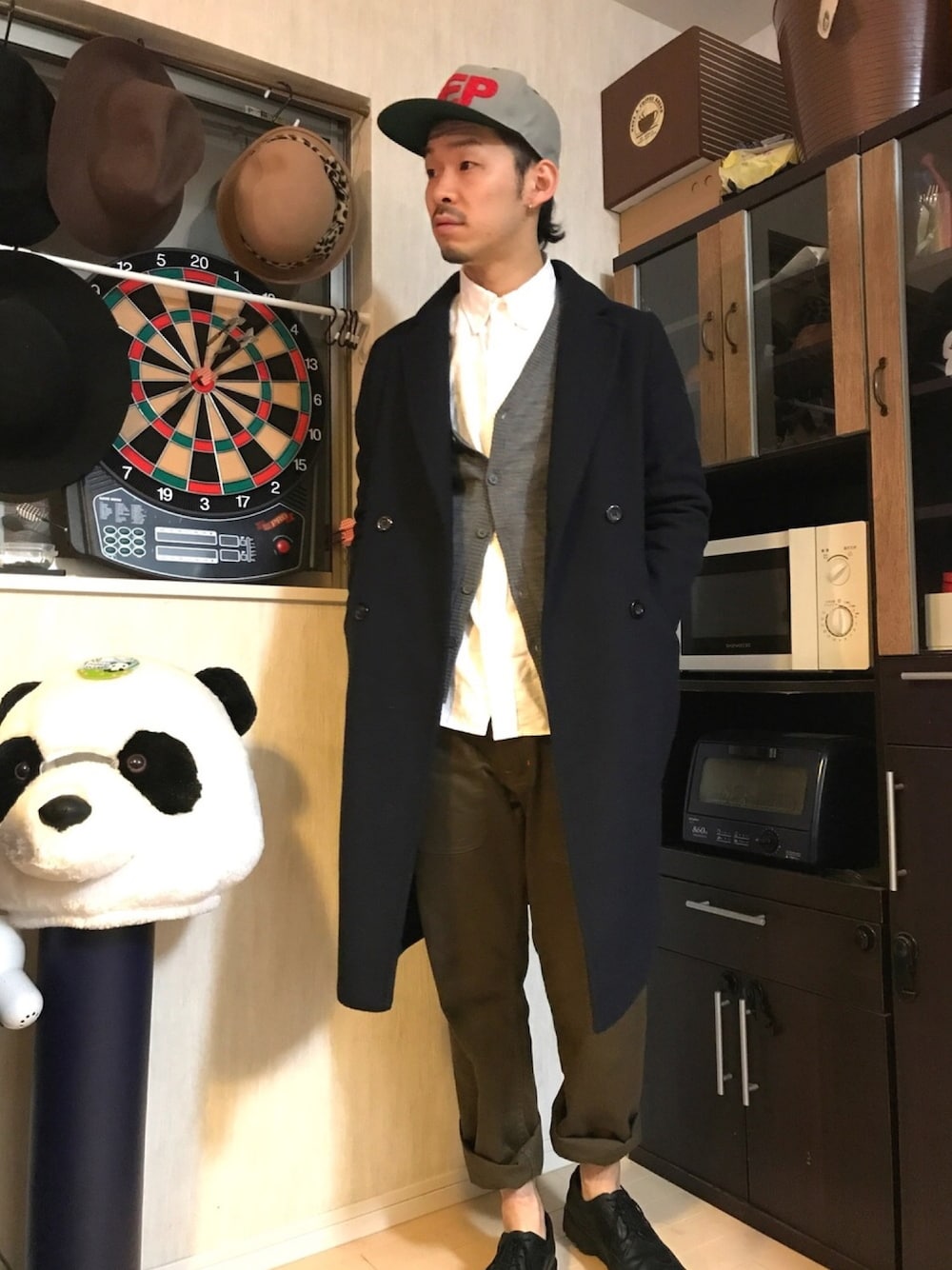 「冬コーデ、チェスターコート、Dr.Martens、カーゴパンツ、カーディガン、オトナカジュアル、ロールアップ、お洒落さんとつながりたい、シャツスタイル、ブーツ」｜「CA4LAのアイテム（キャップ、グレー系）」を使った、PANDAさん（メンズ・177cm）の秋コーディネートの1枚目の写真