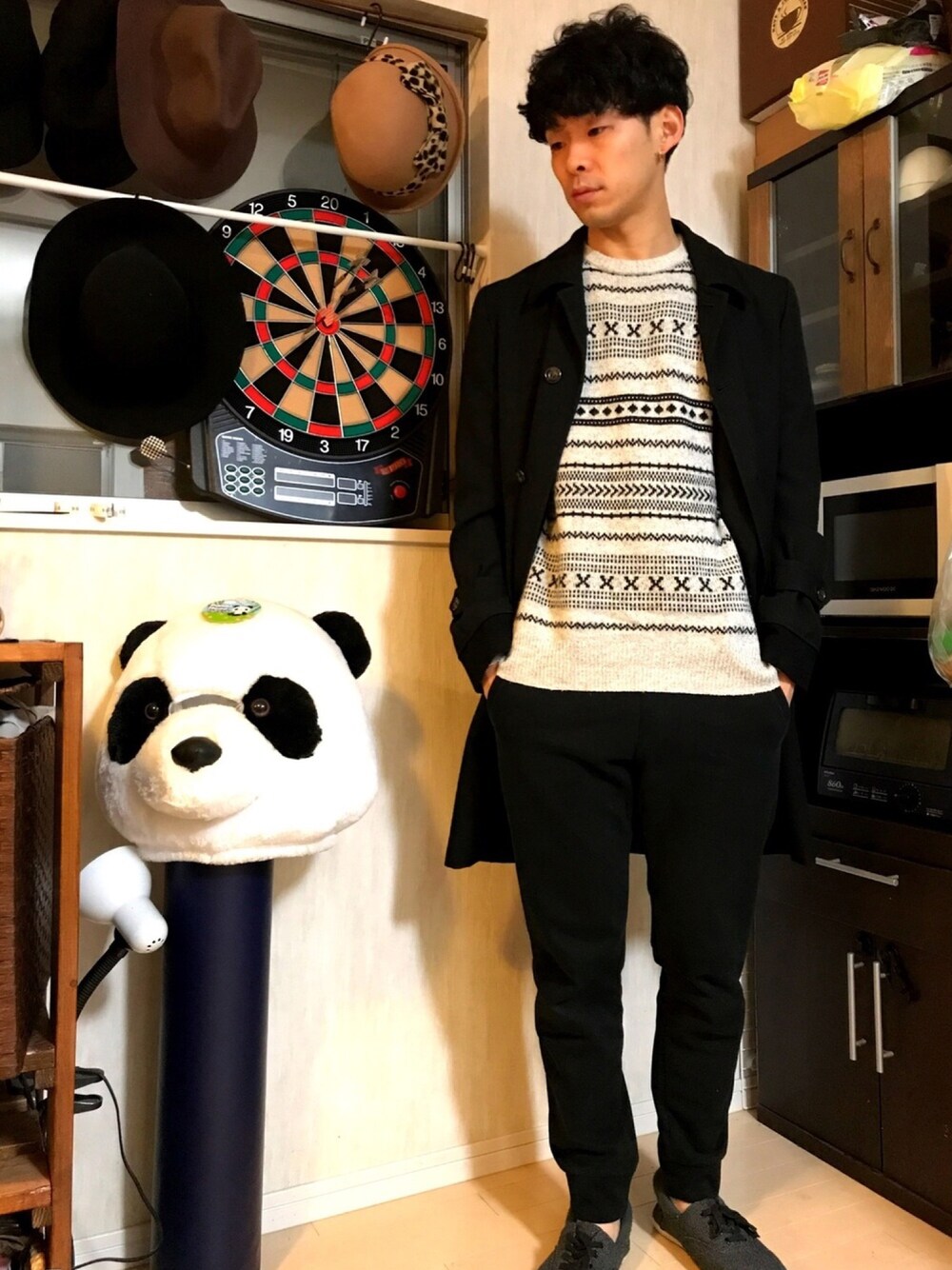 「冬、柄ニット、UNIQLO、ステンカラーコート、スウェットパンツ、スニーカー、WEGO、シンプル、モノトーン、黒パンツ」｜「COMME des GARCONS HOMME PLUSのアイテム（ステンカラーコート、ブラック系）」を使った、PANDAさん（メンズ・177cm）の冬コーディネートの1枚目の写真