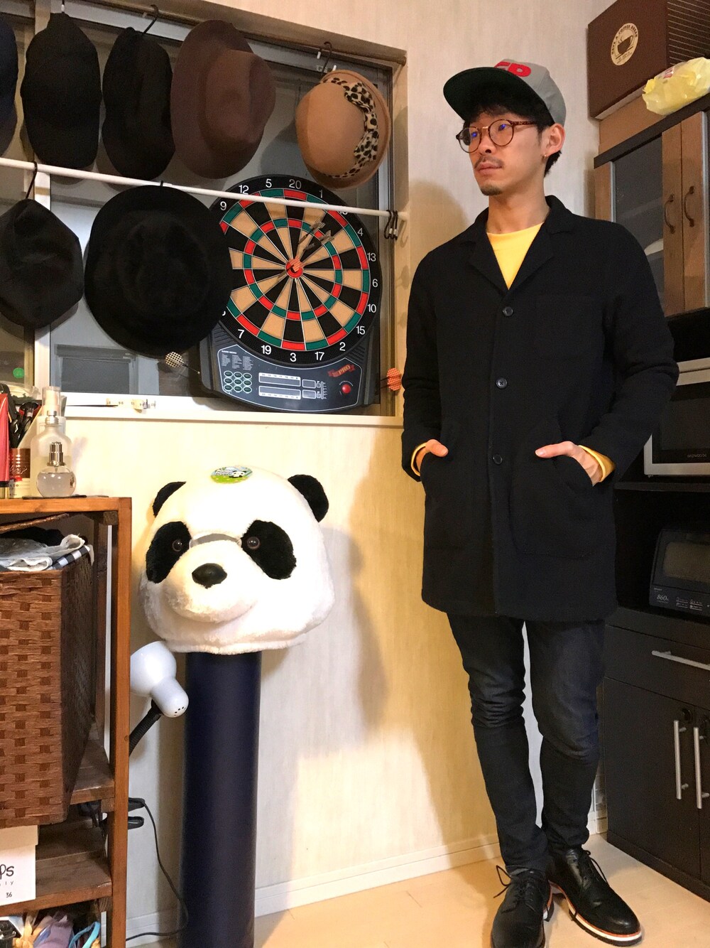 「冬コーデ、カジュアルコーデ、おしゃれさんと繋がりたい、シンプルコーデ、きれいめカジュアル、ZARA、めがね、デニムパンツ、チェスターコート、ネイビー」｜「GLOBAL WORKのウールチェスターコート/547015（チェスターコート、ブルー系）」を使った、PANDAさん（メンズ・177cm）の冬コーディネートの1枚目の写真