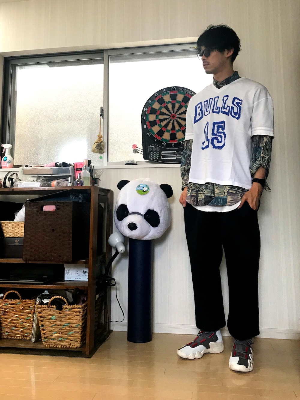 「古着、シャツスタイル、柄シャツ、ワイドパンツ、ラフ、サングラス、アディダス、スニーカー、夏」｜「Lui'sのアイテム（Tシャツ/カットソー、ホワイト系）」を使った、PANDAさん（メンズ・177cm）の夏コーディネートの1枚目の写真