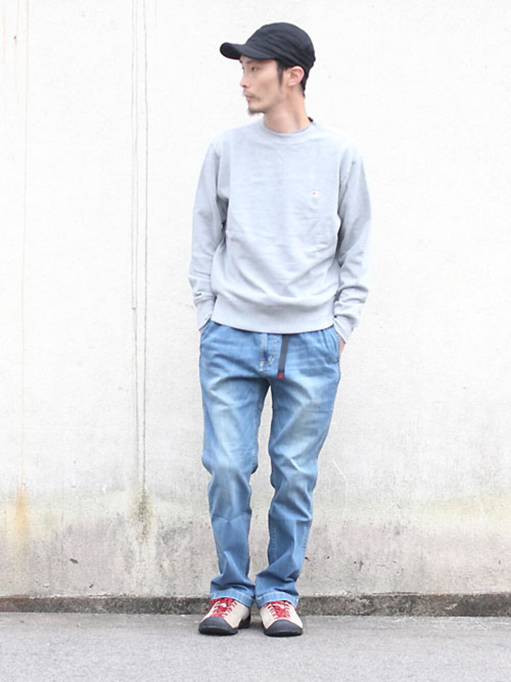 「スウェット、アウトドアスタイル、デニムパンツ、Champion、keen、クライミングパンツ、GRAMICCI、秋服、jasper、秋服準備はじめました」｜「Championの【UNESEX】champion(チャンピオン)ワンポイントロゴ刺繍スウェット（スウェット、グレー系）」を使った、KOさん（メンズ・175cm）の秋コーディネートの1枚目の写真