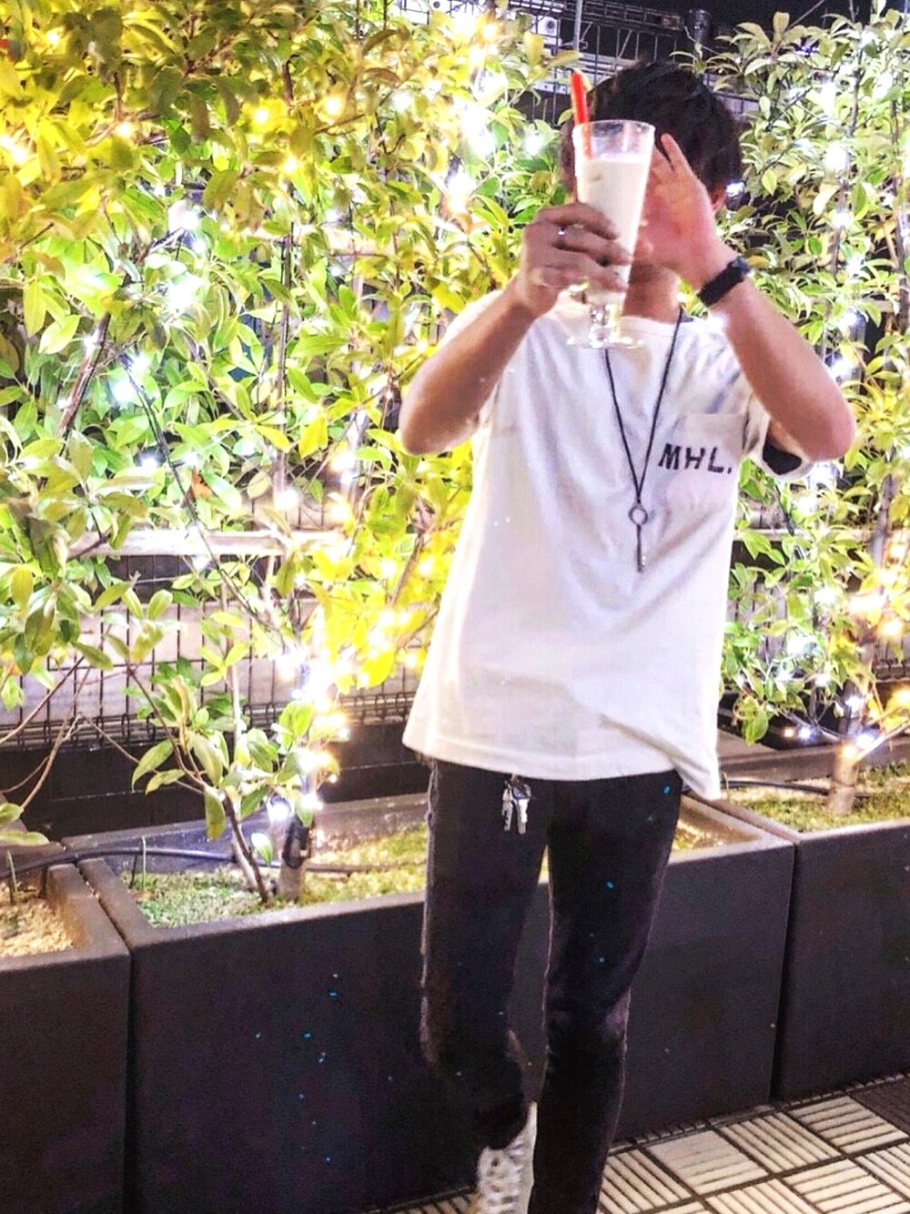 「シンプル、おしゃれさんと繋がりたい、きれいめカジュアル、黒スキニー、ビアガーデン、カジュアルコーデ、コンバース、MHL.、URBAN RESEARCH、大学生」｜「MHL.のMHL.×URBAN RESEARCH　別注LOGO T-SHIRTS（Tシャツ/カットソー、ホワイト系）」を使った、ひ び きさん（メンズ・174cm）の秋コーディネートの1枚目の写真