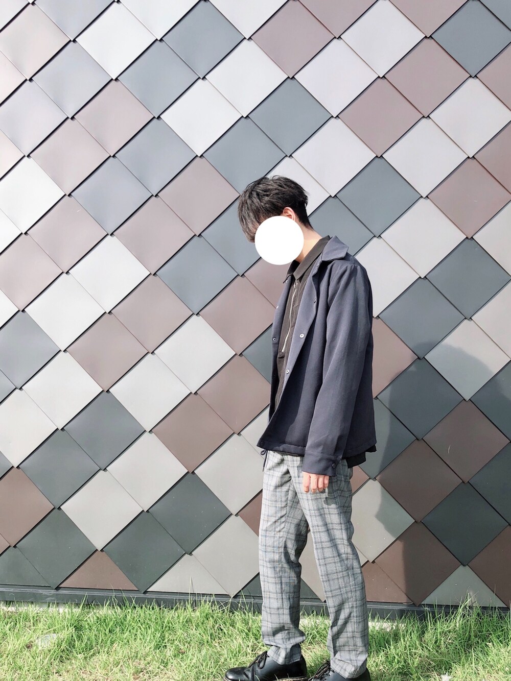 「秋のコーデ、シンプル、カジュアル、グレンチェック、コーチジャケット、おしゃれさんと繋がりたい、テーパードパンツ、STARBUCKS、マッシュ、プチプラ」｜「kutirのhalfzip shirts / 襟付きハーフジップシャツプルオーバー（シャツ/ブラウス、ブラック系）」を使った、ひ び きさん（メンズ・174cm）の秋コーディネートの1枚目の写真