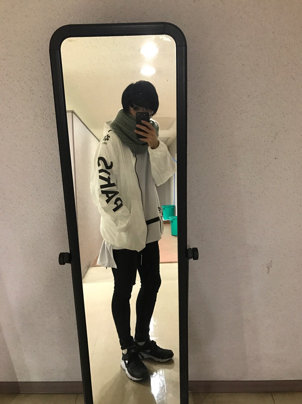 「ueg、川上洋平、Alexandros、CDJ」｜「BEAMSのアイテム（ストール/ショール、グレー系）」を使った、layeさん（メンズ・179cm）の冬コーディネートの1枚目の写真