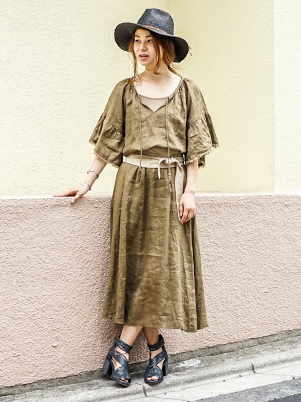 ブラウン系のシャツ/ブラウス、ブラウン系のスカート、ブラック系のサンダルを着用したレディースの夏コーディネートの1枚目の写真