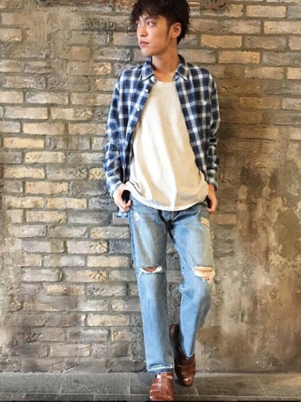 「デニム、カジュアル、チェックシャツ、ネルシャツ、Tシャツ、ネイビー、デニムパンツ、ダメージデニムパンツ、シャツスタイル、goamen」｜「goaの13.25ozセルヴィッチクラッシュテーパードデニムパンツ（デニムパンツ、ブルー系）」を使った、goa-snapさん（メンズ・175cm）の夏コーディネートの1枚目の写真