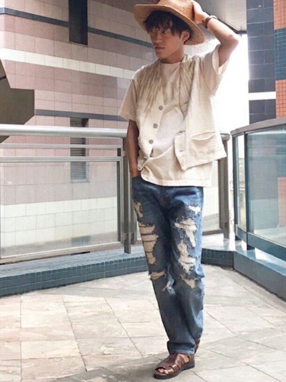 「デニム、夏、Tシャツ、ベスト、ハット、休日スタイル、デニムパンツ、パンツスタイル、ダメージデニムパンツ、クラッシュデニム」｜「goaの13.0ozセルヴィッチクラッシュデニムパンツ（デニムパンツ、ブルー系）」を使った、goa-snapさん（メンズ・175cm）の夏コーディネートの1枚目の写真