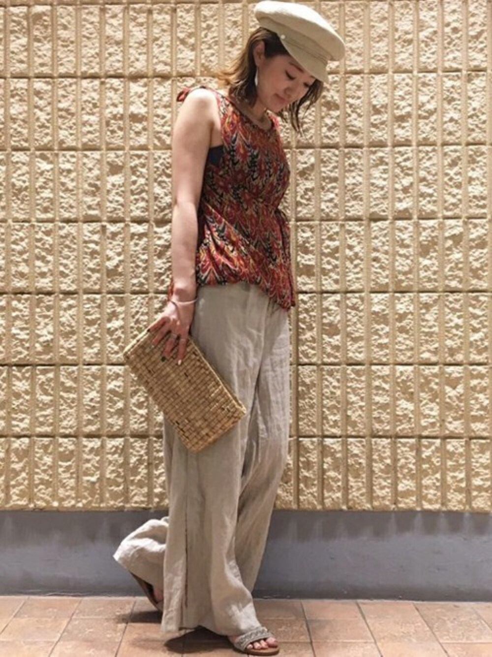 「クラッチバッグ、キャップ、帽子、ワイドパンツ、サンダル、リネン、ノースリーブ」｜「goaの【MINNETONKA】 PORTOFINO（サンダル、ベージュ系）」を使った、goa-snapさん（レディース・165cm）の夏コーディネートの1枚目の写真