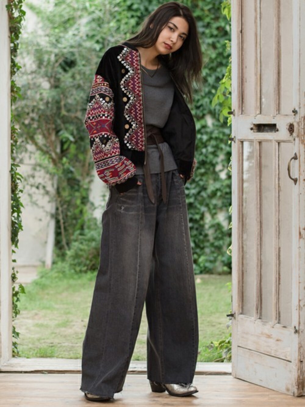 ブラック系のブルゾン、ブラック系のデニムパンツ、ブラウン系のベルトを着用したレディースの夏コーディネートの1枚目の写真