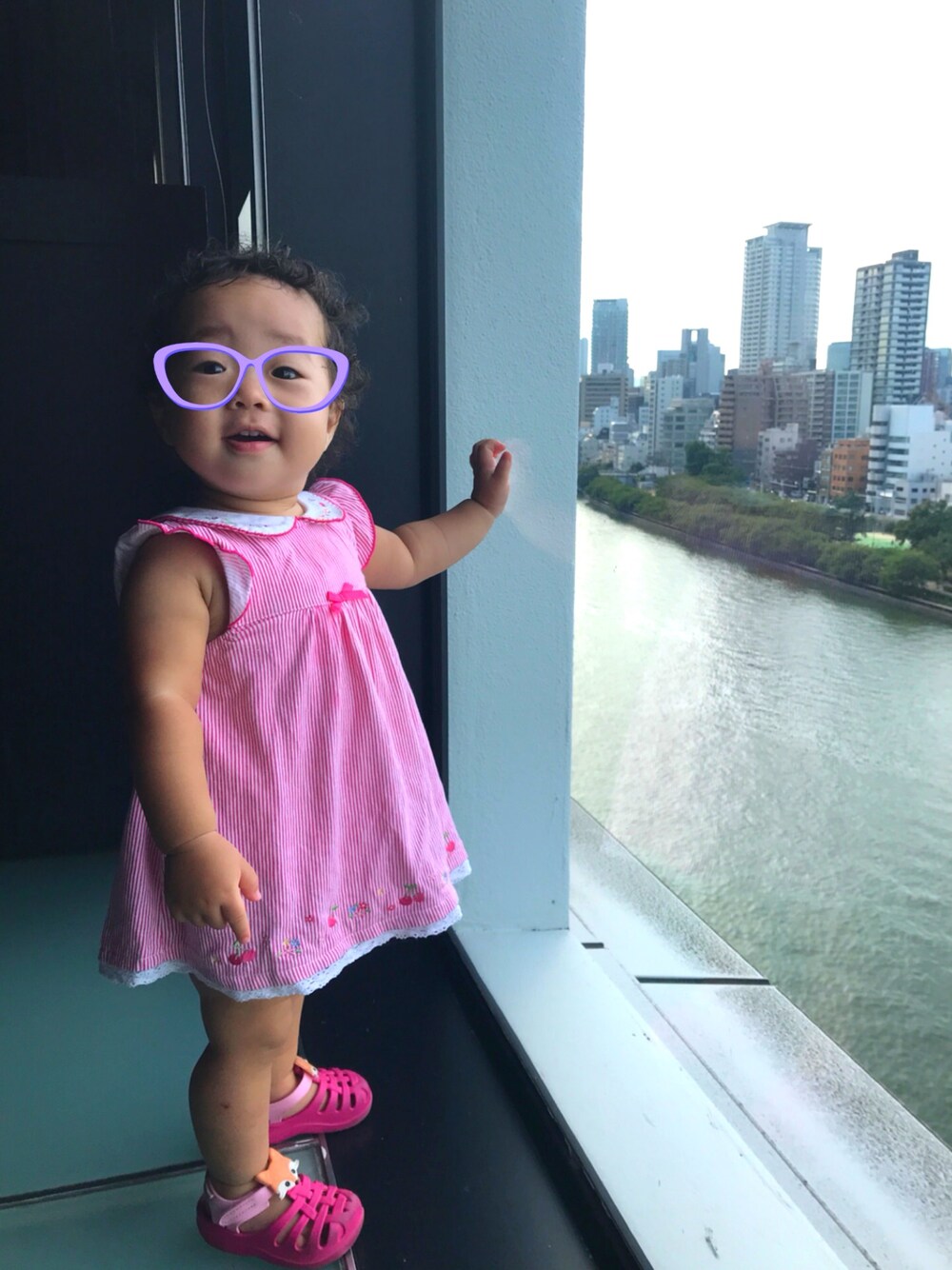 ピンク系のワンピース、ピンク系のスニーカーを着用したキッズの夏コーディネートの1枚目の写真