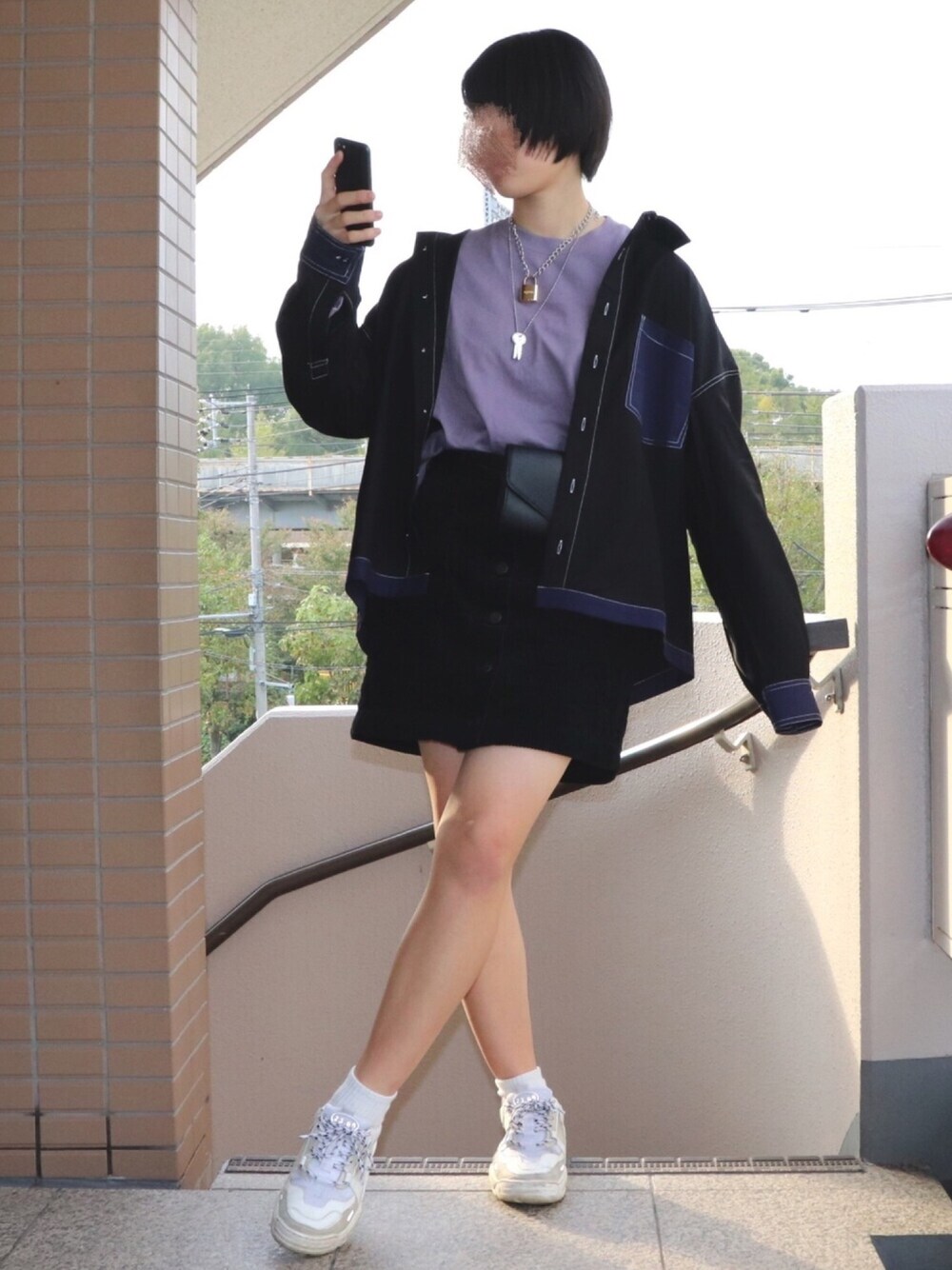「秋冬コーデ、シャツスタイル、バイカラーシャツ、ダッドスニーカー、ストリート、台形ｽｶｰﾄ、ロンT、プチプラ」｜「INTER FACTORYのファッションインフルエンサー こめ × INTER FACTORY　TRステッチ配色シャツ（シャツ/ブラウス、ブラック系）」を使った、ひよりさん（レディース・162cm）の秋コーディネートの1枚目の写真