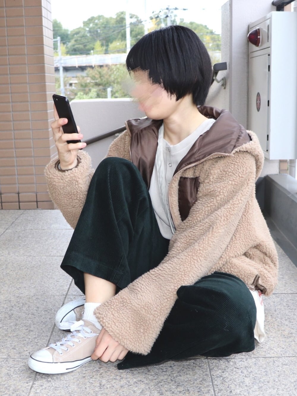 「秋冬コーデ、ゆるコーデ、アースカラーコーデ、ボアブルゾン、プチプラ、スニーカー、もこもこ、いいね、save、フォローお願いします🤑」｜「UNIQLOのハイウエストコーデュロイワイドストレートパンツ（丈標準70～72cm）（その他パンツ、グリーン系）」を使った、ひよりさん（レディース・162cm）の秋コーディネートの1枚目の写真