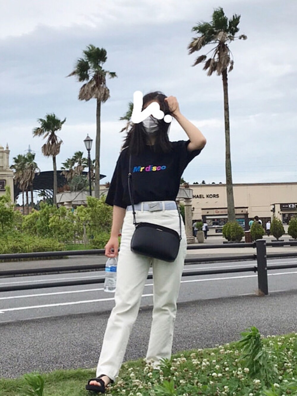 ブラック系のTシャツ/カットソー、ブラック系のバッグ、ブラック系のサンダルを着用したレディースの夏コーディネートの1枚目の写真