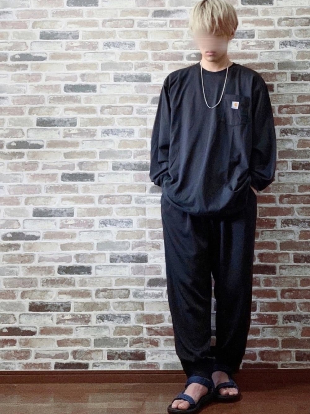「ゆるコーデ、DOOPZ、ROOPTOKYO、EMMA  CLOTHES」｜「CarharttのCarhartt/カーハート Workwear Long-Sleeve Pocket T-Shirt　長袖Tシャツ ロンT（Tシャツ/カットソー、ブラック系）」を使った、ちょびさん（メンズ・184cm）の春コーディネートの1枚目の写真