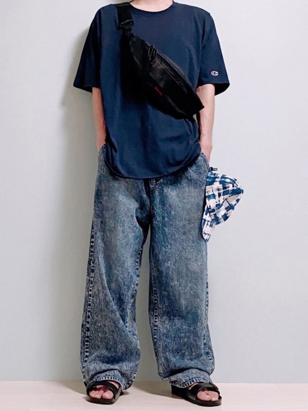ブルー系のTシャツ/カットソー、ブルー系のデニムパンツ、ブラック系のボディバッグ/ウエストポーチを着用したメンズの夏コーディネートの1枚目の写真
