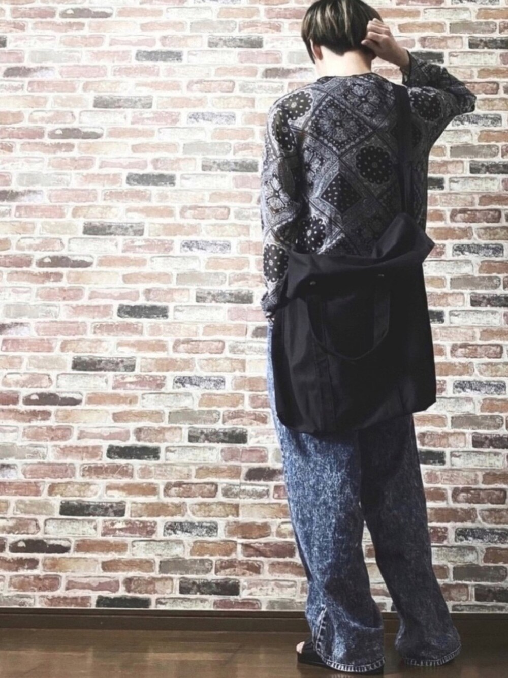 「夏、シンプル、カジュアル、大人コーデ、デニム、ガラシャツ、シアーシャツ、ワイドデニム」｜「FEKETEのFEKETE PAISLEY SEE-THROUGH LAYERED LONG T-SHIRT（Tシャツ/カットソー、ブルー系）」を使った、ちょびさん（メンズ・184cm）の夏コーディネートの1枚目の写真