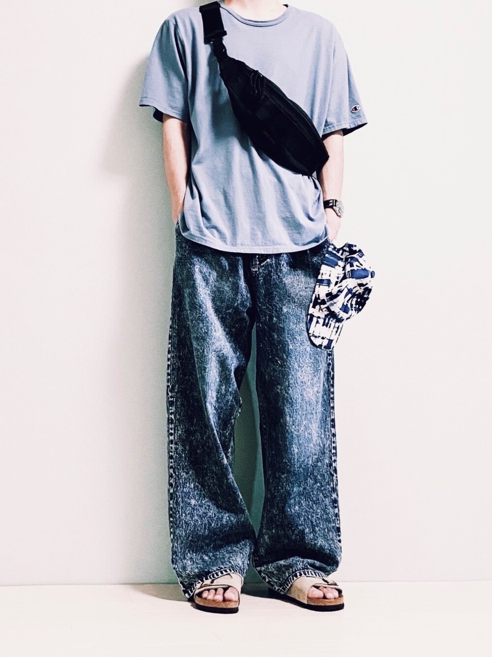 ブルー系のTシャツ/カットソー、ブルー系のデニムパンツ、ブラック系のボディバッグ/ウエストポーチを着用したメンズの夏コーディネートの1枚目の写真