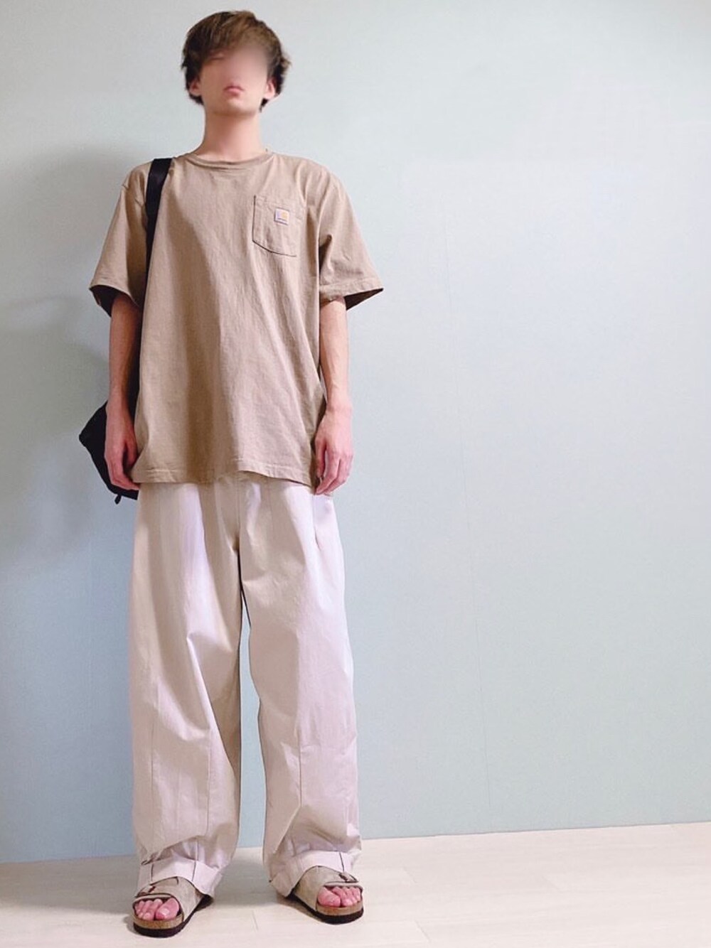 ベージュ系のTシャツ/カットソー、ベージュ系のその他パンツ、ベージュ系のサンダルを着用したメンズの夏コーディネートの1枚目の写真