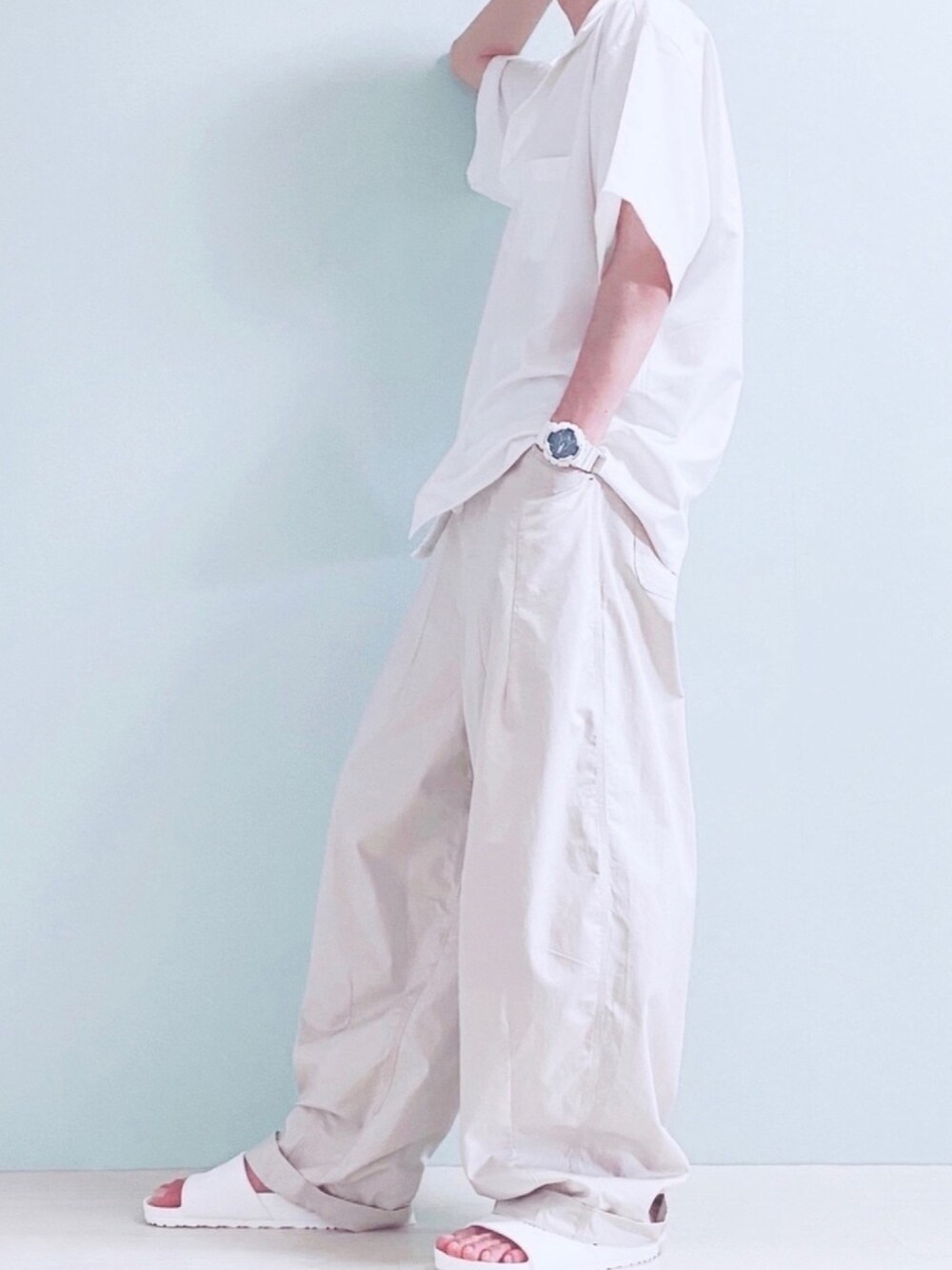 ホワイト系のシャツ/ブラウス、ベージュ系のその他パンツ、ホワイト系のサンダルを着用したメンズの夏コーディネートの1枚目の写真