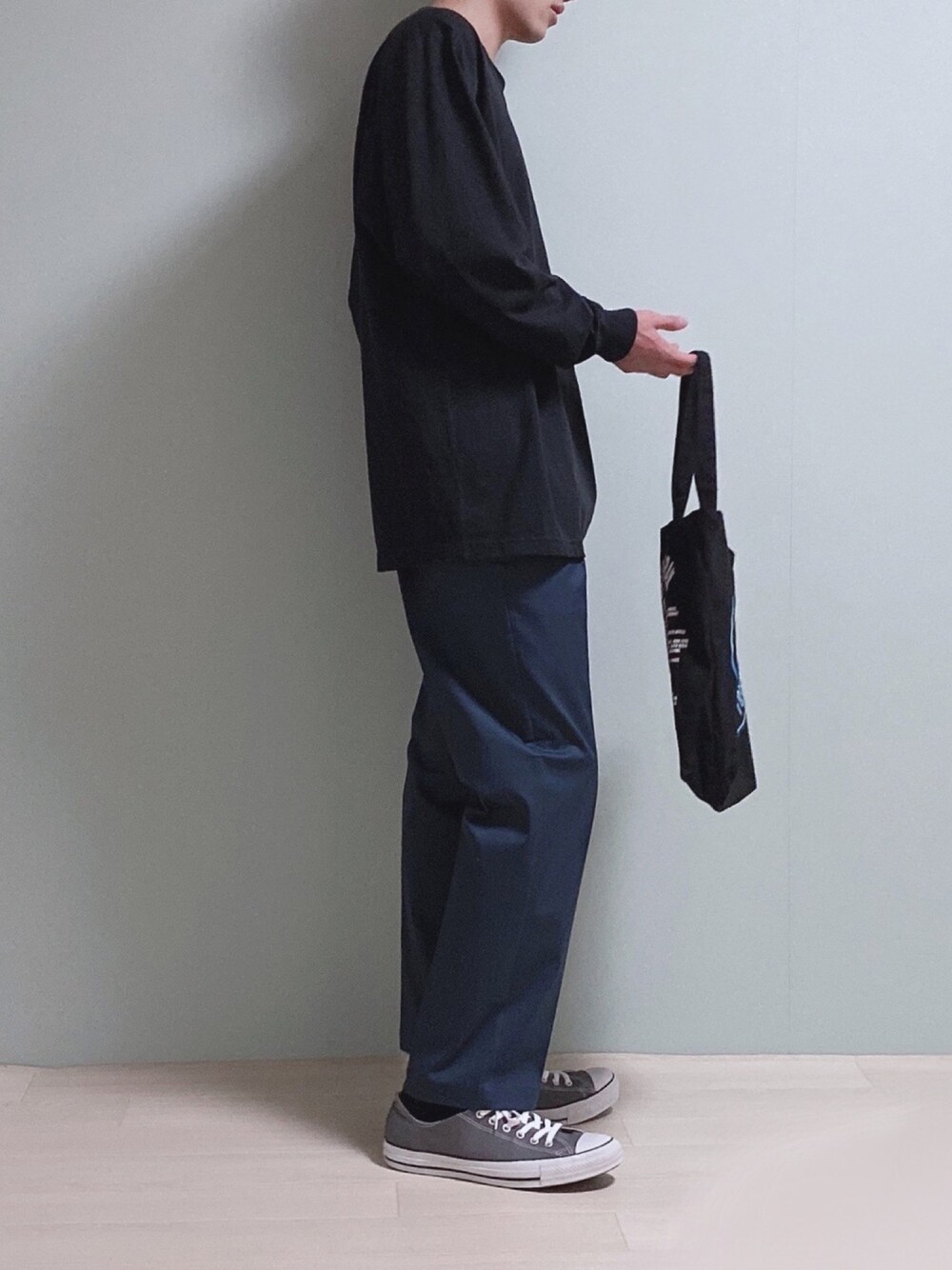 ブラック系のTシャツ/カットソー、ブルー系のその他パンツ、グレー系のスニーカーを着用したメンズの秋コーディネートの1枚目の写真