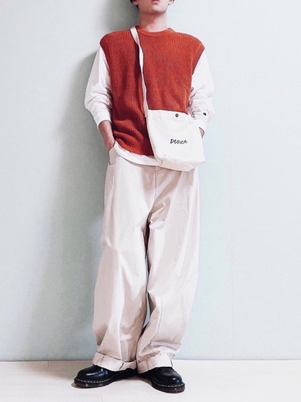 ホワイト系のTシャツ/カットソー、オレンジ系のベスト、ベージュ系のその他パンツを着用したメンズの秋コーディネートの1枚目の写真