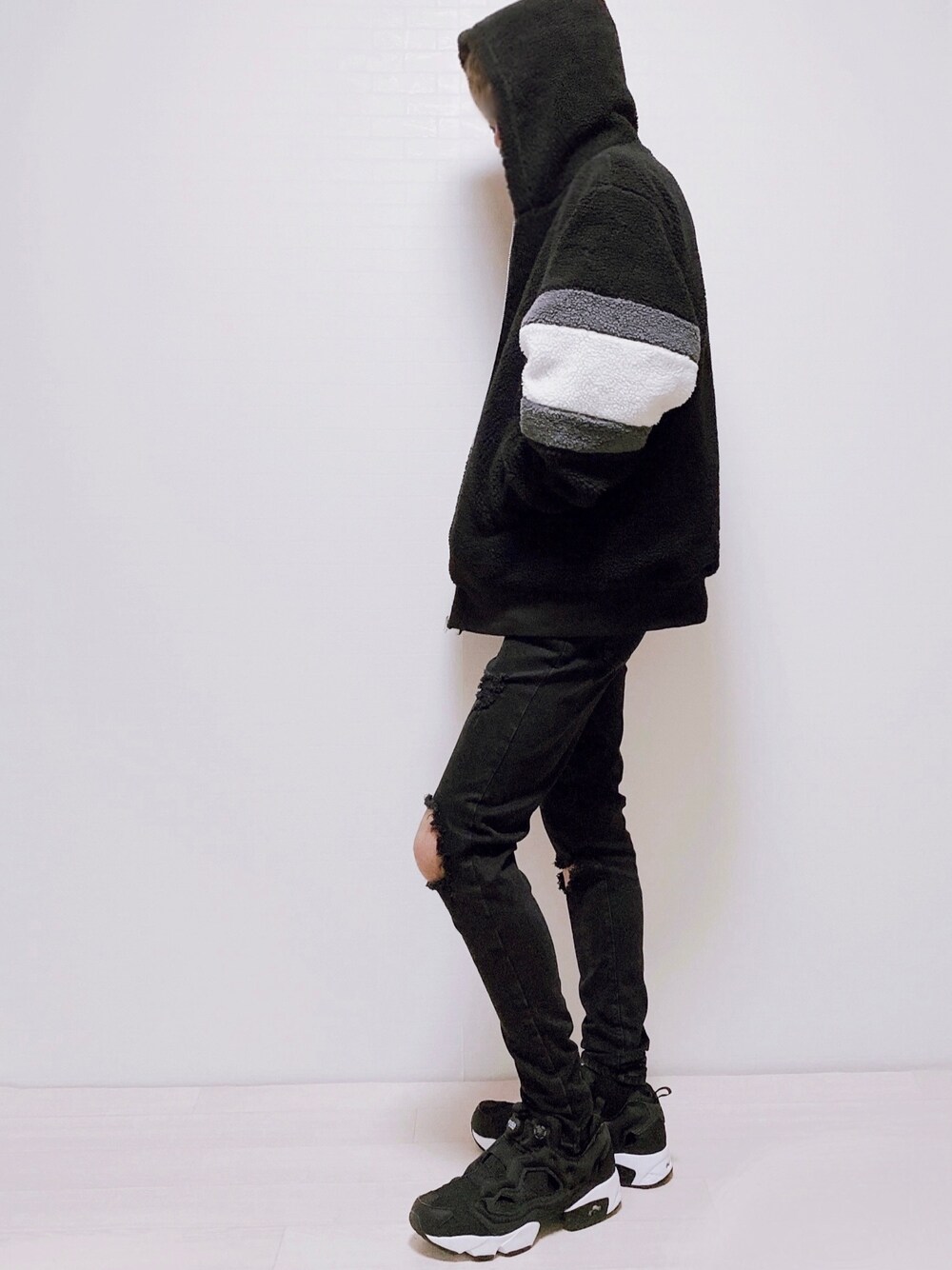 ブラック系のブルゾン、ブラック系のデニムパンツ、ブラック系のスニーカーを着用したメンズの冬コーディネートの1枚目の写真