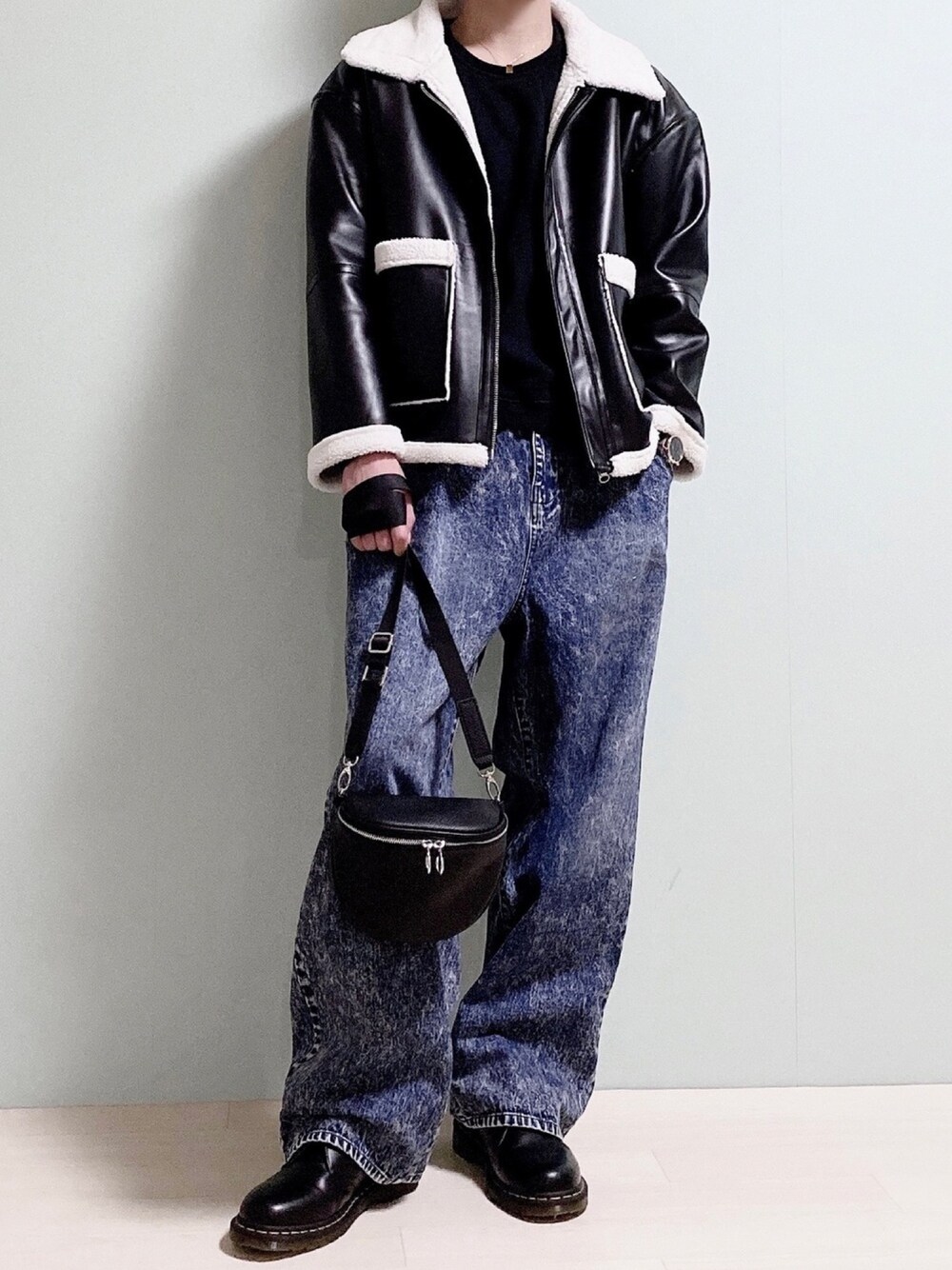 ブラック系のブルゾン、ブラック系のスウェット、ブルー系のデニムパンツを着用したメンズの冬コーディネートの1枚目の写真