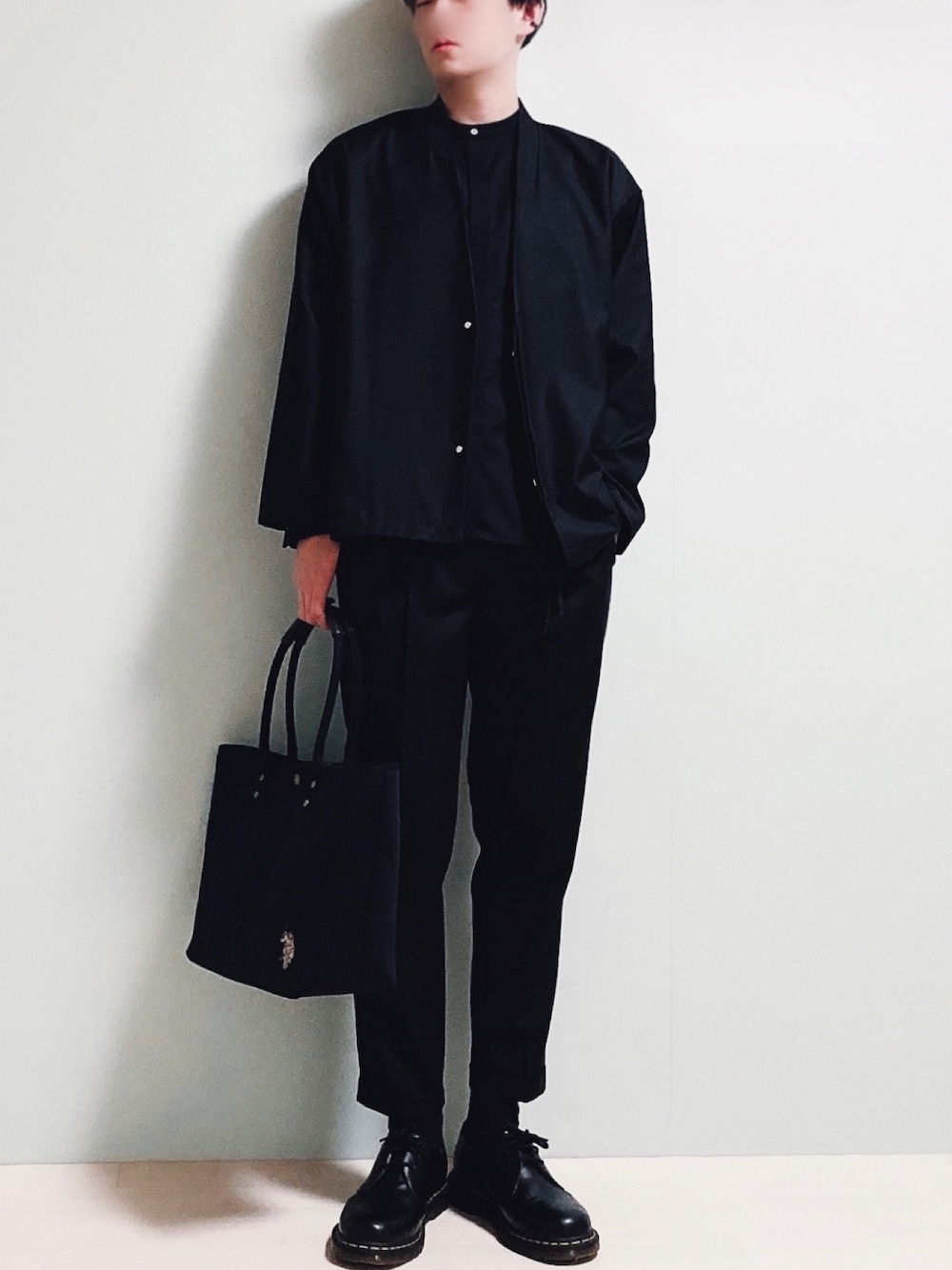「オールブラック、セットアップ、USポロ、イヤカフ、ブラック、Dr.Martens、トートバッグ」｜「CREARE -LINO-の【2021春夏】オーバーサイズ ノーカラージャケット<セットアップ可>（ノーカラージャケット、ブラック系）」を使った、ちょびさん（メンズ・184cm）の冬コーディネートの1枚目の写真