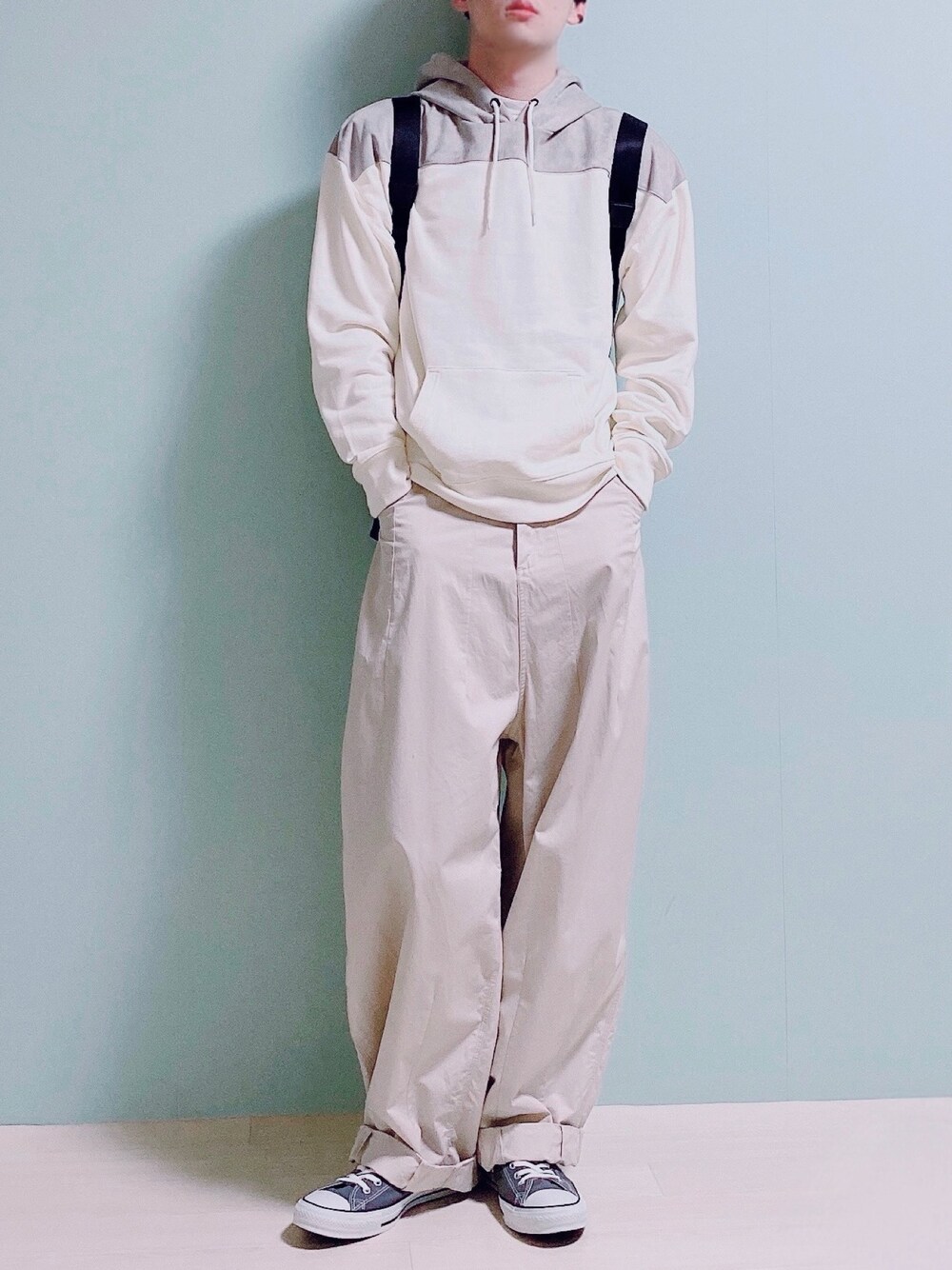 グレー系のパーカー、ベージュ系のその他パンツ、グレー系のスニーカーを着用したメンズの冬コーディネートの1枚目の写真