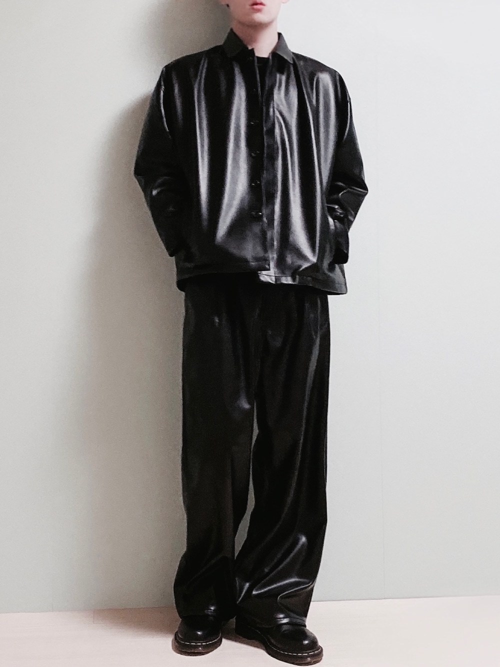 「ブラック、オールブラック、黒、ブラックコーデ、レザー、レザージャケット、レザーパンツ」｜「CREARE -LINO-の【2021SPRING】PUレザー オーバーサイズ 比翼開きブルゾン（ブルゾン、ブラック系）」を使った、ちょびさん（メンズ・184cm）の春コーディネートの1枚目の写真