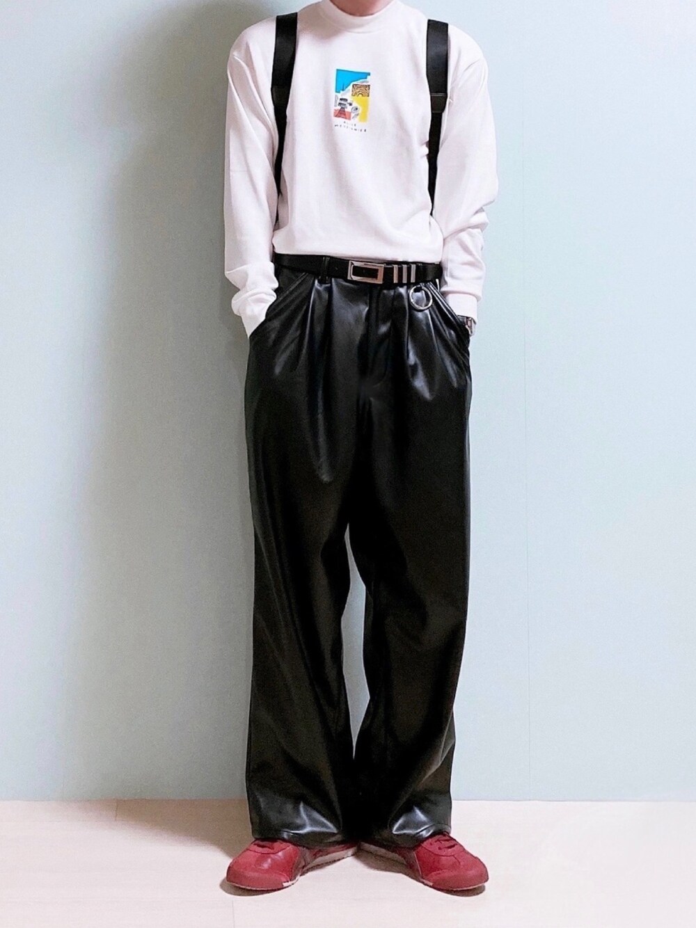 ホワイト系のTシャツ/カットソー、ブラック系のその他パンツ、レッド系のスニーカーを着用したメンズの春コーディネートの1枚目の写真