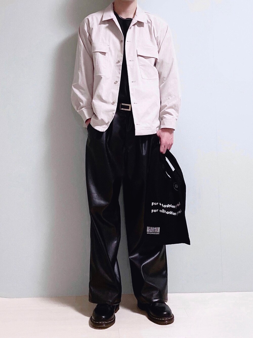 「シンプルコーデ、タックイン、CPOジャケット、シンプルスタイル、モノトーン、レザーパンツ、エコバッグ」｜「URBAN RESEARCH DOORSの【一部WEB限定カラー】ユニオンテックツイルCPO（ミリタリージャケット、ホワイト系）」を使った、ちょびさん（メンズ・184cm）の春コーディネートの1枚目の写真