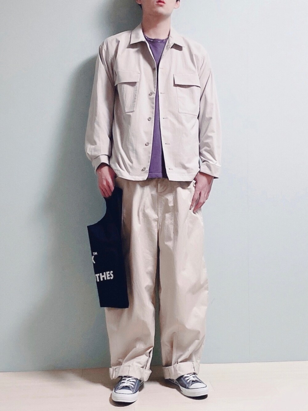 「はるコーデ、シンプルコーデ、大学生、ホワイトコーデ、CPOジャケット、converse」｜「URBAN RESEARCH DOORSの【一部WEB限定カラー】ユニオンテックツイルCPO（ミリタリージャケット、ホワイト系）」を使った、ちょびさん（メンズ・184cm）の春コーディネートの1枚目の写真