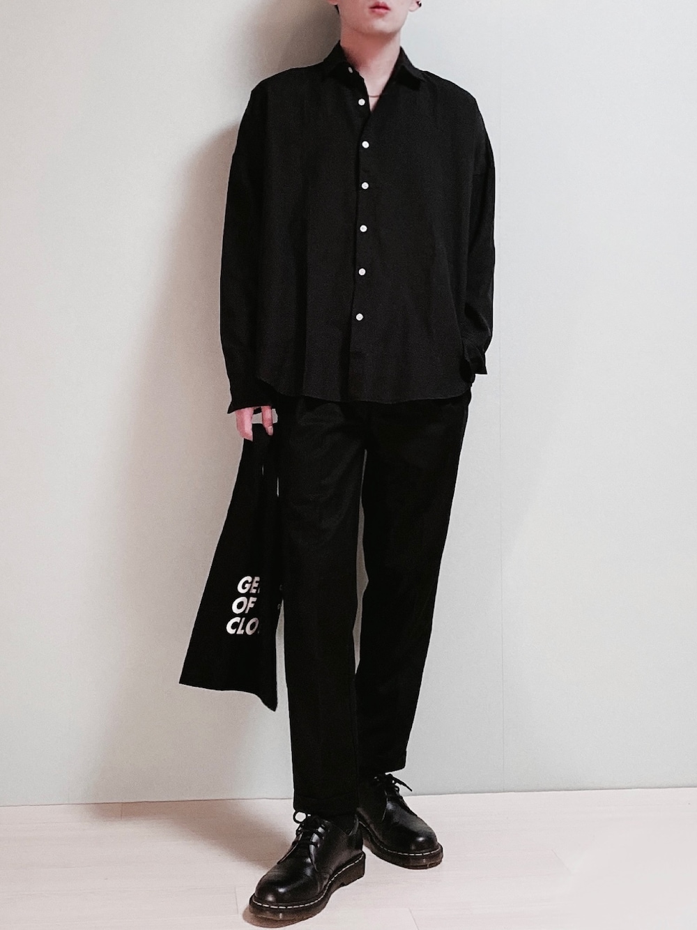「オトナカジュアル、黒、モノトーン、革靴」｜「CREARE -LINO-の【2021SPRING】オーバーサイズ ルーズスリーブ シャツ<ユニセックス>（シャツ/ブラウス、ブラック系）」を使った、ちょびさん（メンズ・184cm）の春コーディネートの1枚目の写真