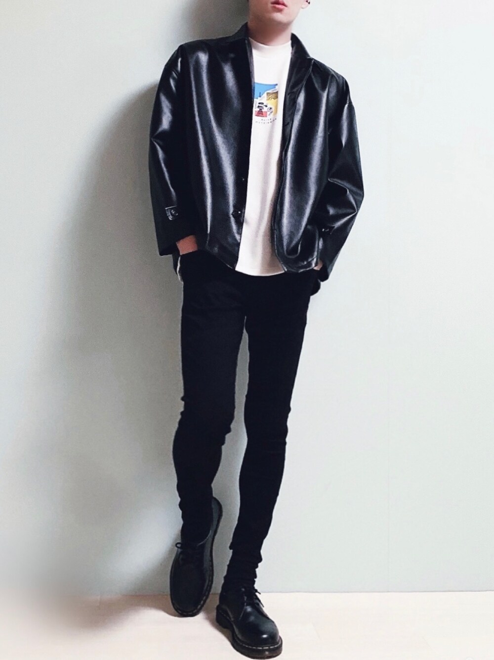 ホワイト系のTシャツ/カットソー、ブラック系のブルゾン、ブラック系のデニムパンツを着用したメンズの春コーディネートの1枚目の写真