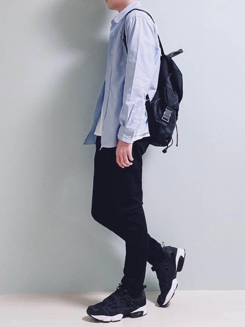 ブルー系のシャツ/ブラウス、ブラック系のデニムパンツ、ブラック系のスニーカーを着用したメンズの春コーディネートの1枚目の写真