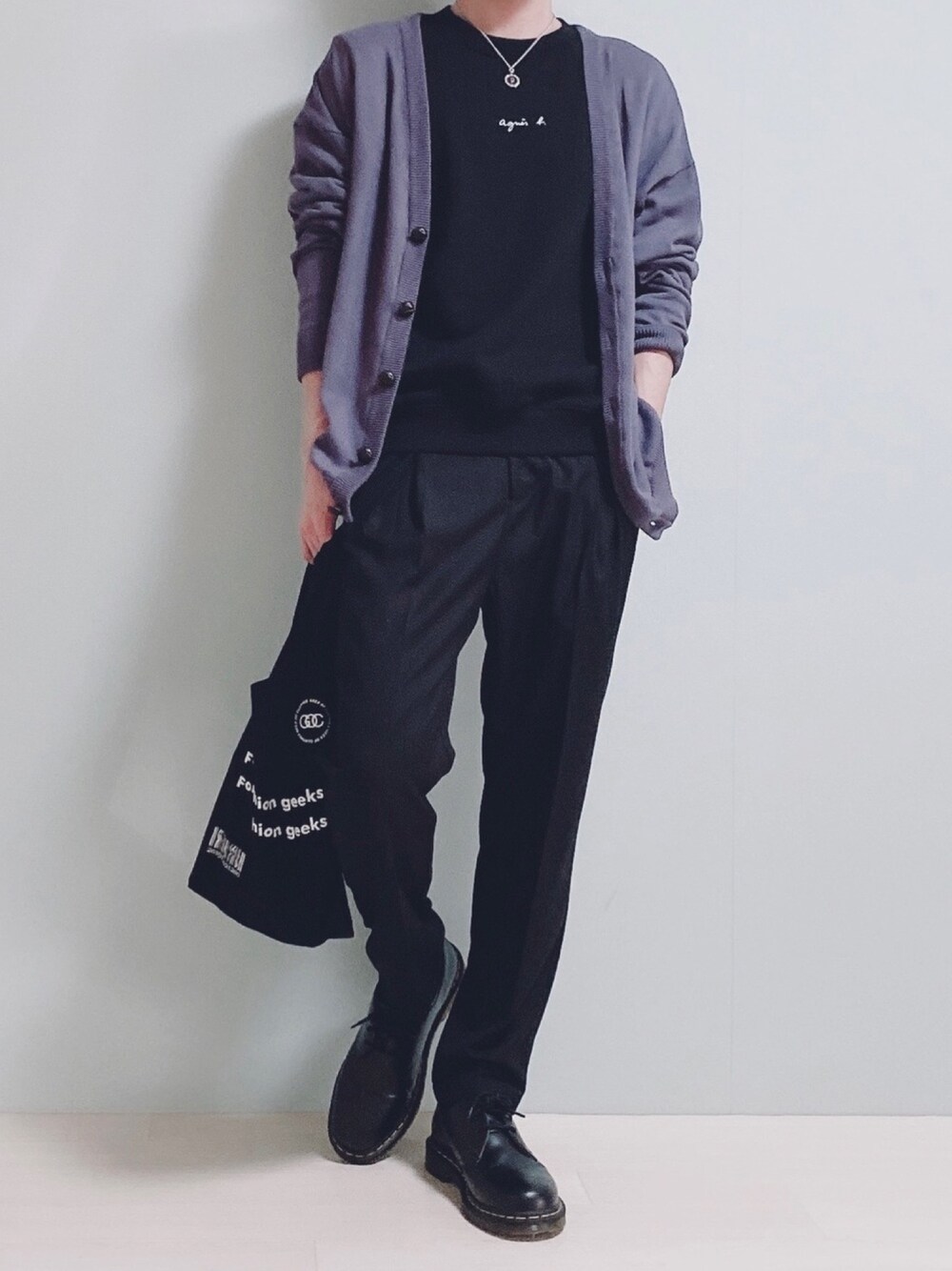 「カーディガン、スウェット、スラックス、大学生」｜「agnes b.の【WEB限定】S179 SWEAT　ロゴスウェット（スウェット、ブラック系）」を使った、ちょびさん（メンズ・184cm）の春コーディネートの1枚目の写真